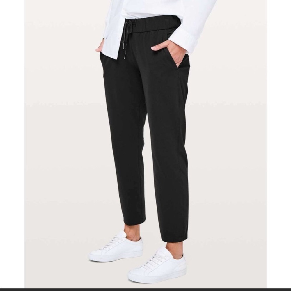 Lululemon on the fly black crop pants 23"